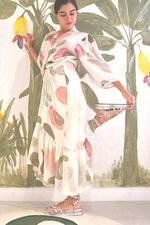 look-feminino-vestido-long-floral-com-sandalia-flatform-metalizada