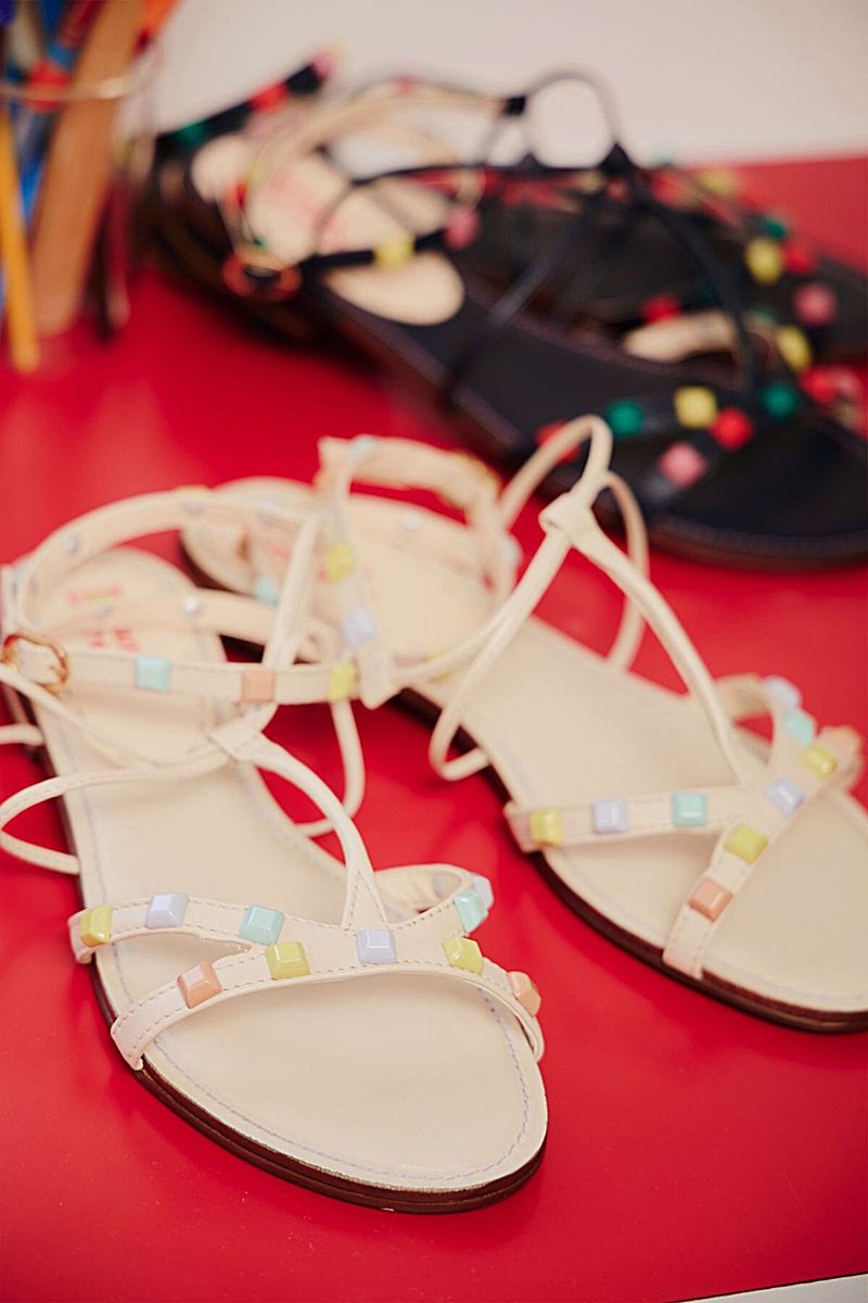sandalias-rasteiras-com-detalhes-coloridos