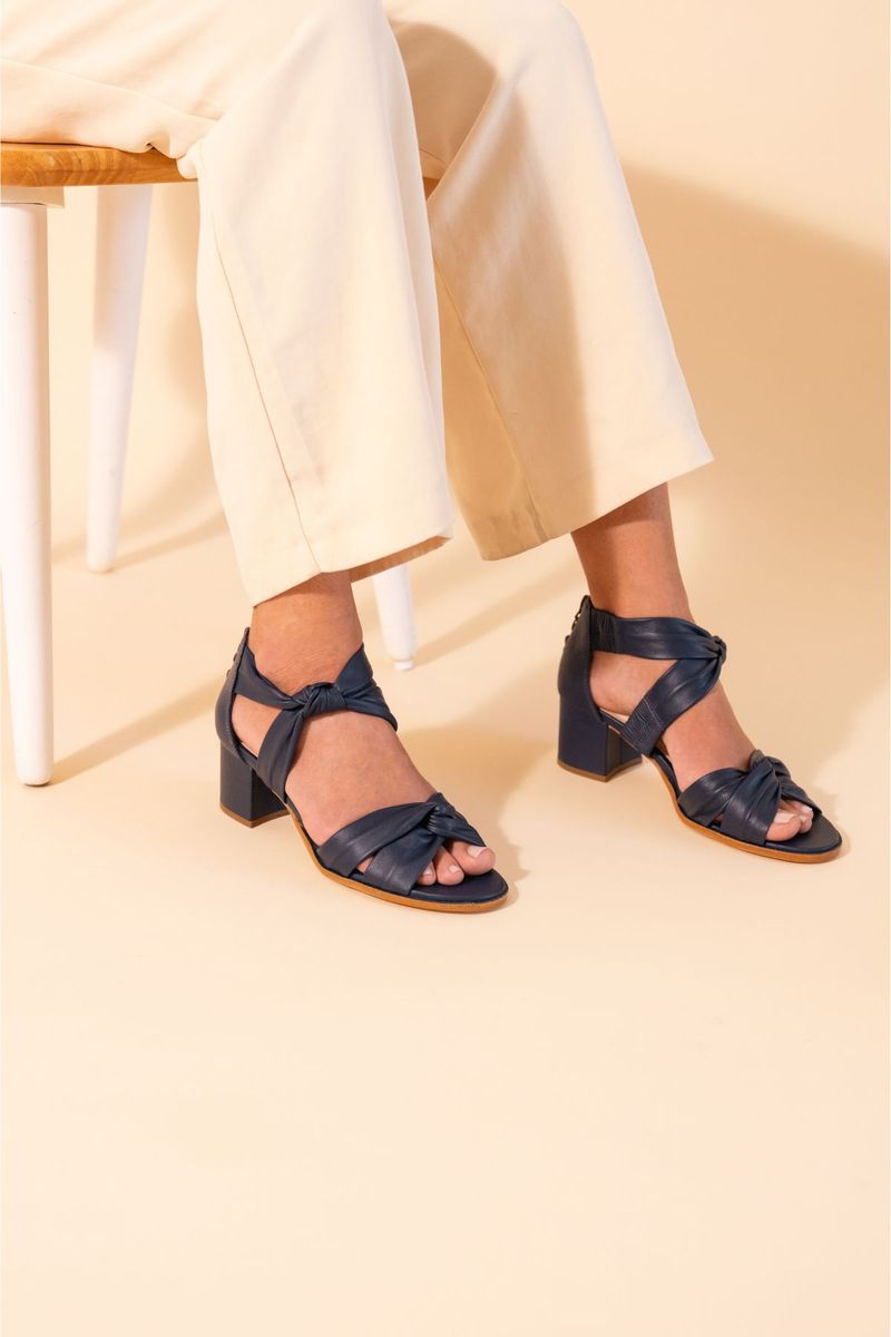 Imagem-do-produto-SANDALIA-NO-MESTICO-SALTO-BLOCO--PARA-PEITO-DE-PE-BAIXO--AZUL-MARINHO