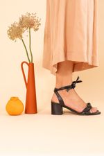 Imagem-do-produto-SANDALIA-LACE-UP-NO-MESTICO-NAKED-SALTO-BLOCO-PRETO