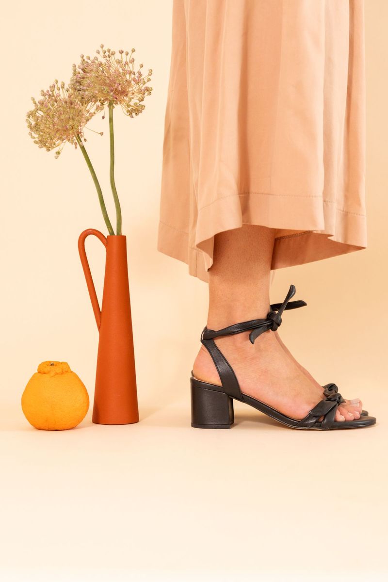 Imagem-do-produto-SANDALIA-LACE-UP-NO-MESTICO-NAKED-SALTO-BLOCO-PRETO