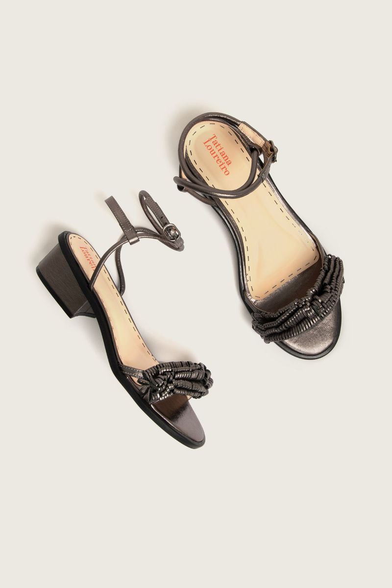 1530V25-342-SANDALIA-SALTO-BLOCO-FRINGE-CARBONO-01