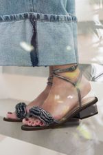 1530V25-342-SANDALIA-SALTO-BLOCO-FRINGE-CARBONO-02