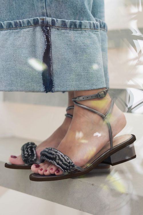 SANDÁLIA SALTO BLOCO FRINGE CARBONO