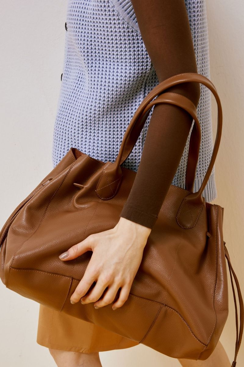 1606-202-Bolsa-Maxi-Tote-capuccino--6-.jpg