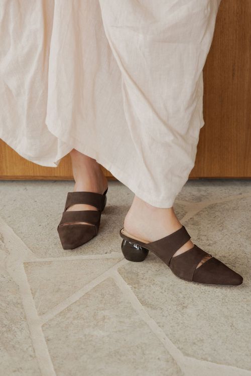 MULE BICO FINO ROUND HEEL NOBUCK CAFÉ