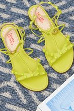 sandalia-rasteira-com-spikes-lime