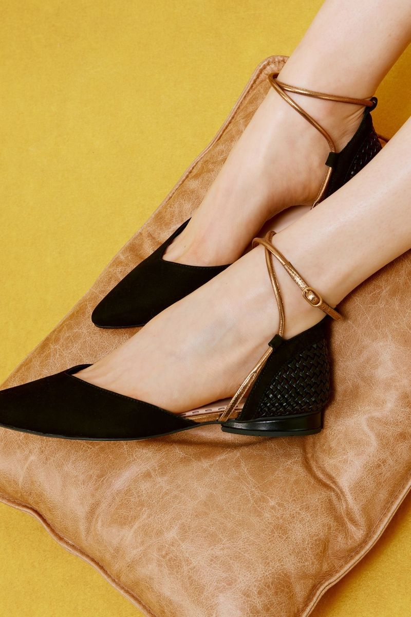 1586I25-2-Sapatilha-Bico-Fino-Lace-Up-Tramas-preto--5-