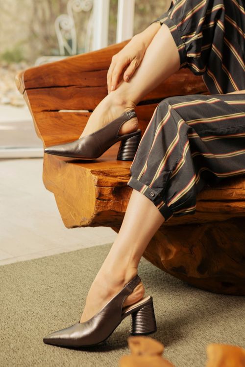 SCARPIN SLINGBACK SALTO CIRCULAR AÇO