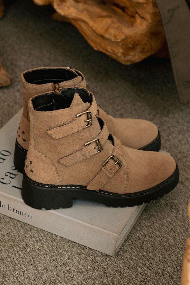 1801I26-96-BOTA-COTURNO-BIKER-TAUPE