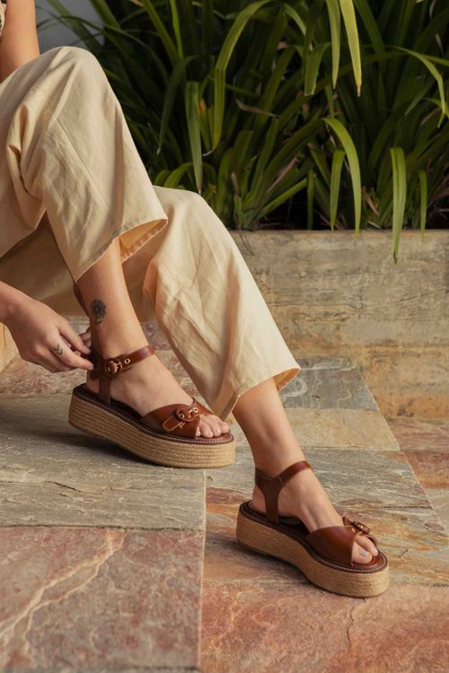 SANDALIA FLATFORM RAFIA CASTANHO